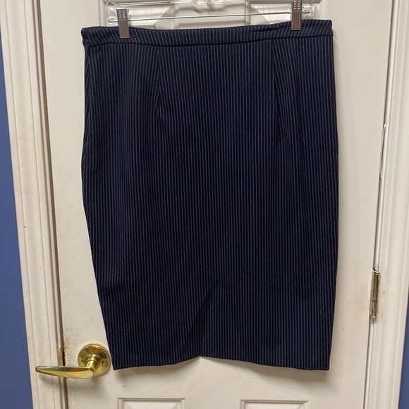 Womens Comfy Navy Blue Striped
Cato Flat Front Skirt Size 10 Very cute 
Mini - Picture 2 of 6